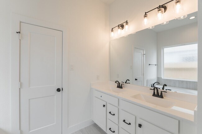 Building Photo - 10726 Pine Pink