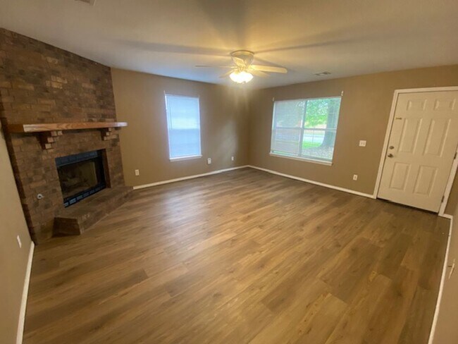 Building Photo - Cute 3 Bedroom Duplex Coming Available!