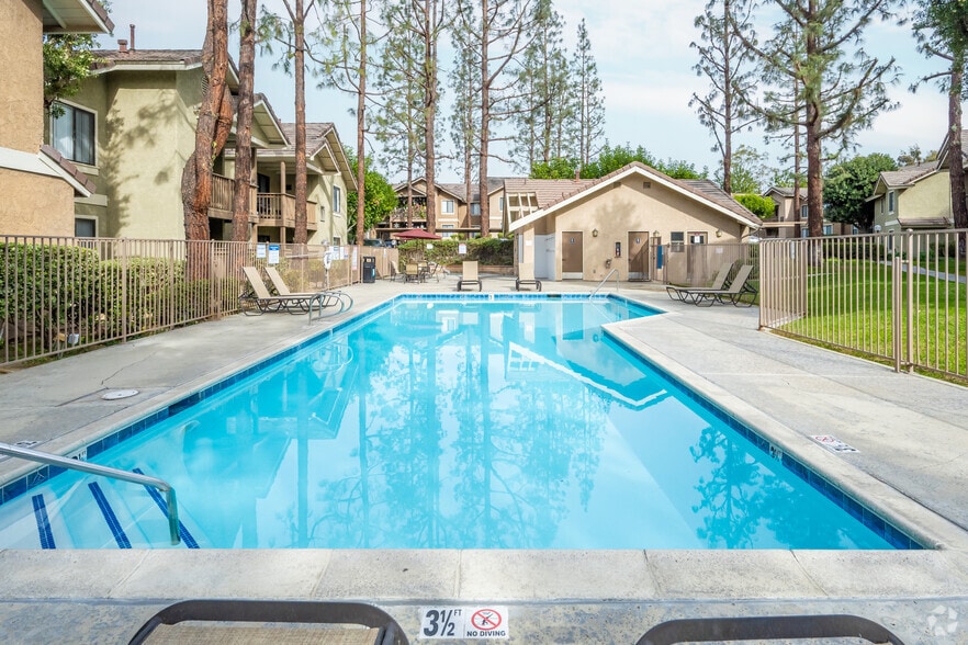 Pool and Spa - Rolling Ridge Apartments