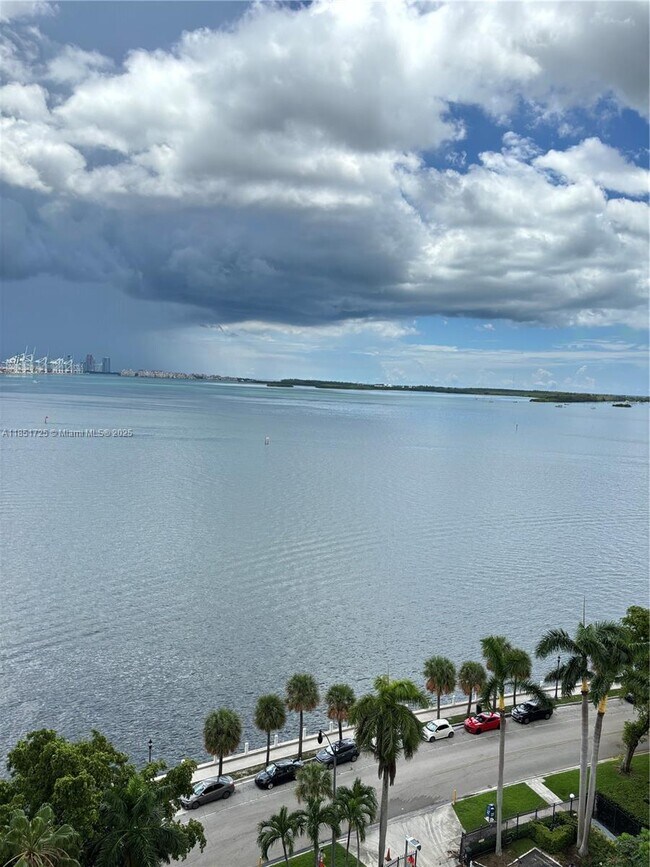 Building Photo - 1402 Brickell Bay Dr