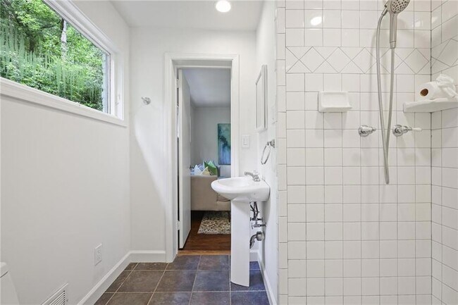 Building Photo - 2800 Mornington Dr NW