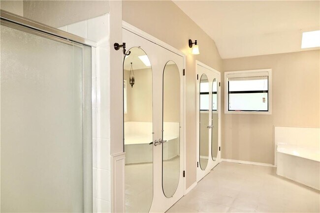 Building Photo - 201 Norwood St W