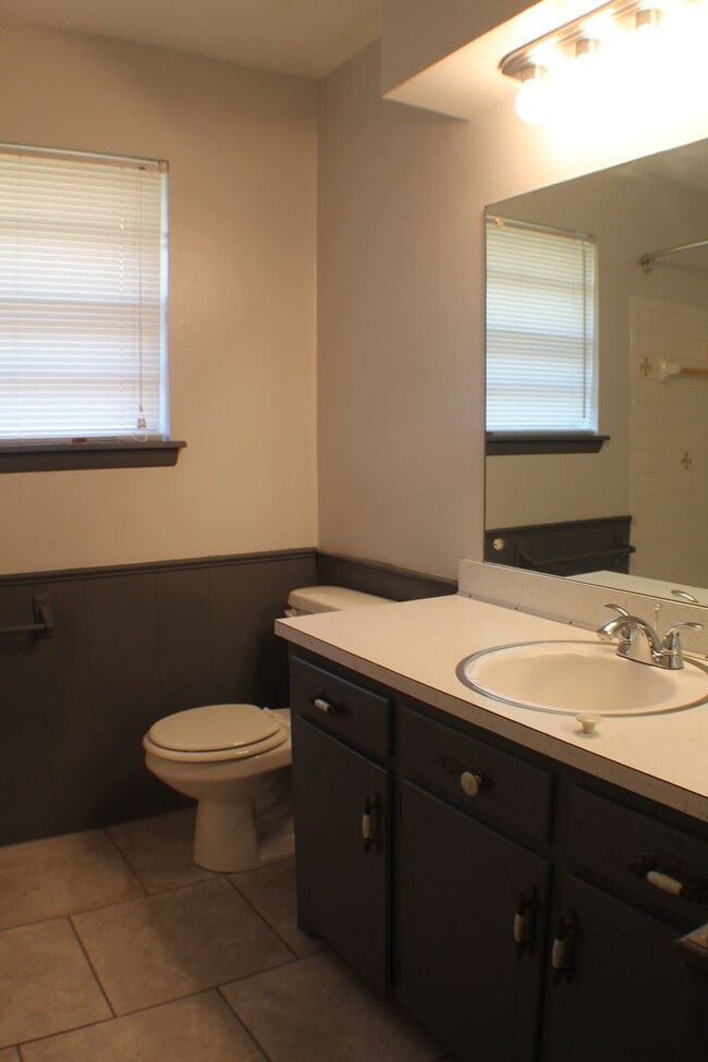 Building Photo - 628 Moraine Ave