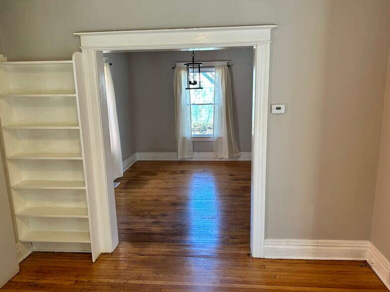 Building Photo - 16 Goebel Place