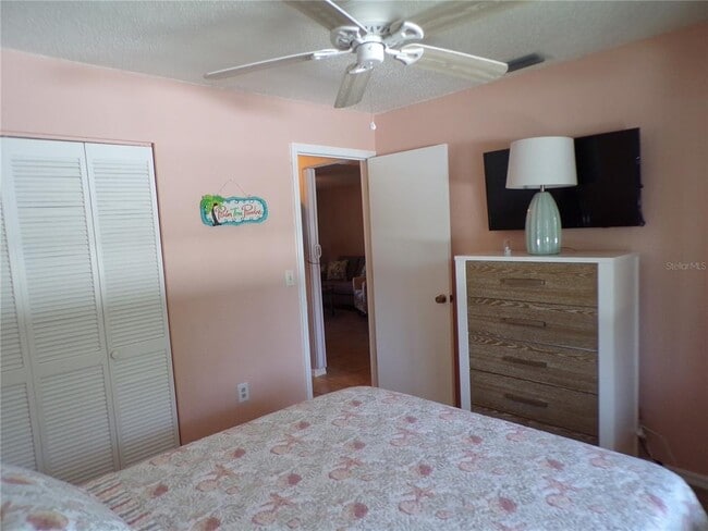 Building Photo - 4016 Oakview Dr