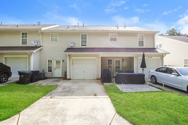 Building Photo - 2 Bedroom, 3 Bathroom Townhouse near Lake ...