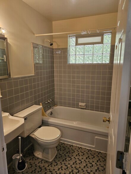 Building Photo - 376 Probasco St