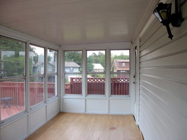 Building Photo - 927 Woods Hollow Dr