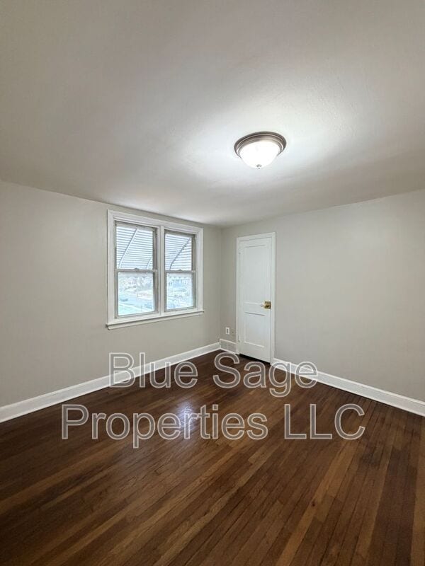 Building Photo - 402 Rively Ave