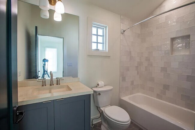 Building Photo - 130 2nd St