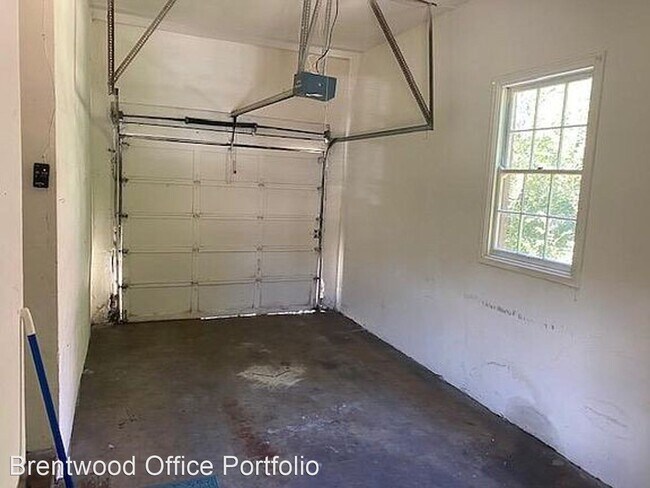 Building Photo - 3 br, 1 bath Apartment - 1302 W Hays St