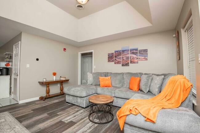 Building Photo - Knoxville 37916 - 3 bedroom, 2 bath condo in UT area, Short term rental considered @ $3400 a mont...