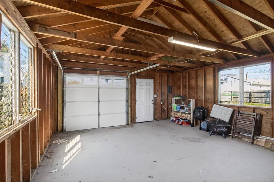 Building Photo - 1859 Branchwood St