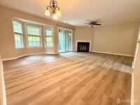 Building Photo - 902 Woodhaven Dr