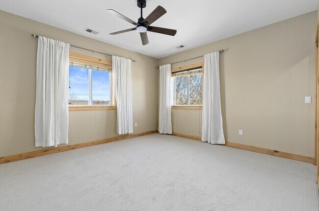 Building Photo - 348 Meadow View Pky