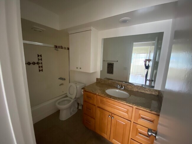 bathroom - 1640 N Hobart Blvd