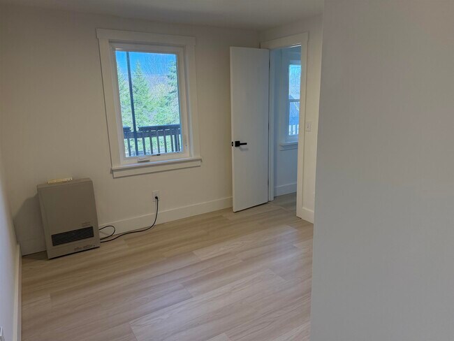 Building Photo - 473 Maple St