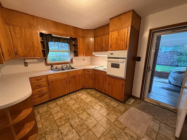 Building Photo - 145 Beverly Cir