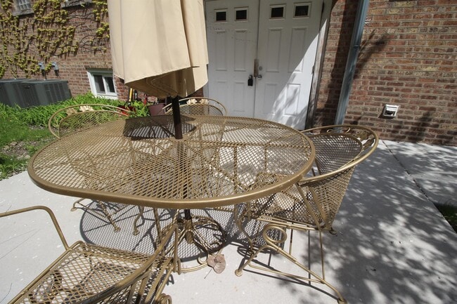 Building Photo - 2901 W Farragut Ave