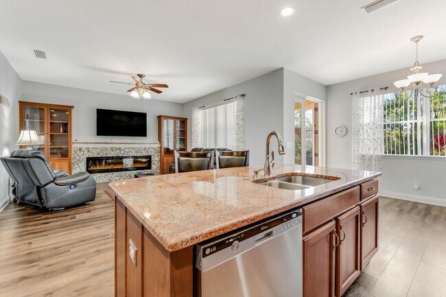 Building Photo - Beautifully maintained and move-in ready, ...