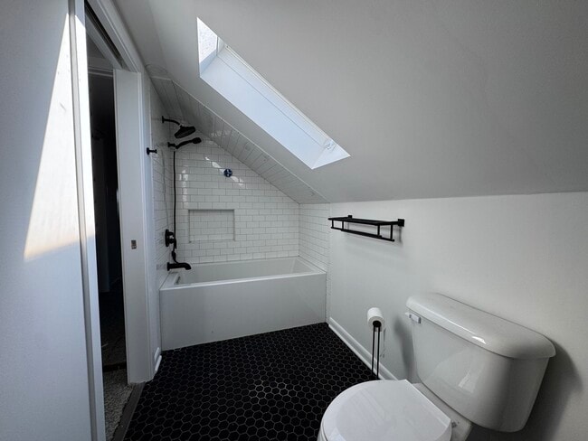 Building Photo - 5916 W Cornelia Ave