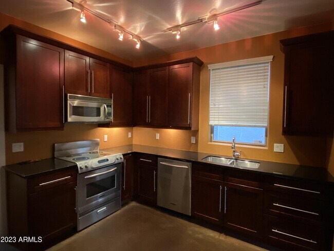 Building Photo - 615 E Portland St