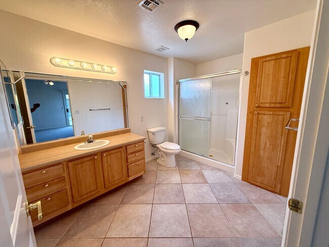 Building Photo - Beautiful 3 Bed / 2 Bath Home Backing to Cerbat Cliffs Golf Course!