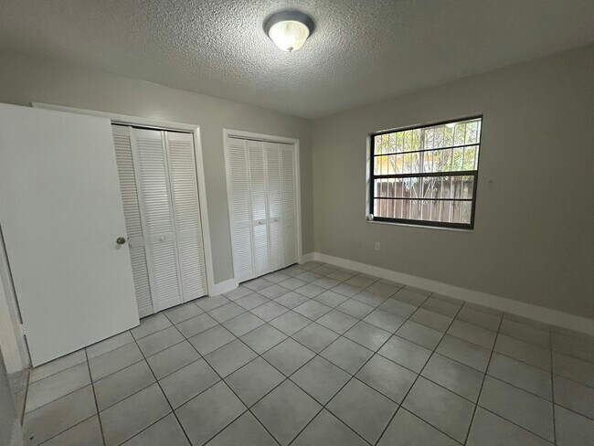 Building Photo - 3631 SW 27th St