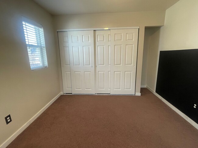 Building Photo - Now renting 2 bedroom Townhome:  to view t...