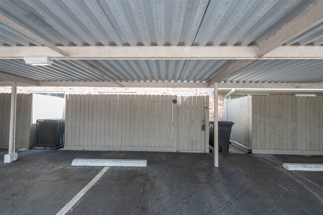 Building Photo - 515 Tallowood Rd