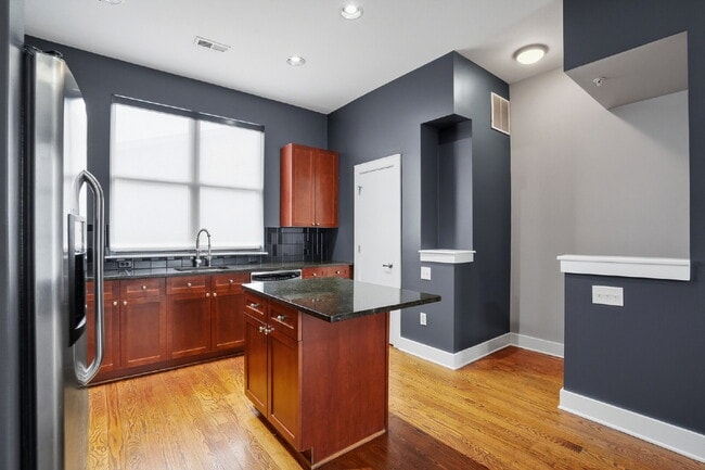 Building Photo - Modern Multi-Level 2BR Retreat with Garage Near Uptown Charlotte