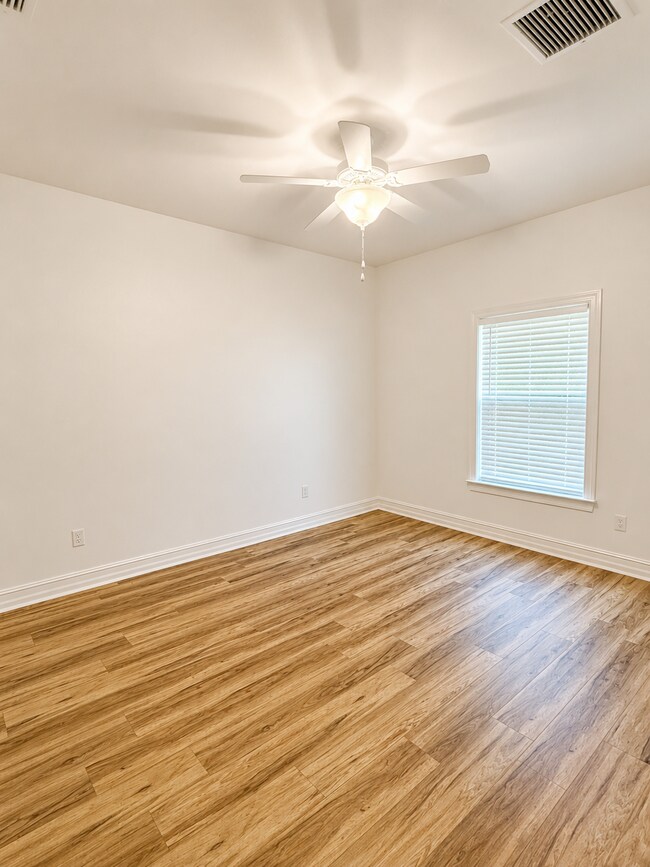 Building Photo - 212 Nandina Way