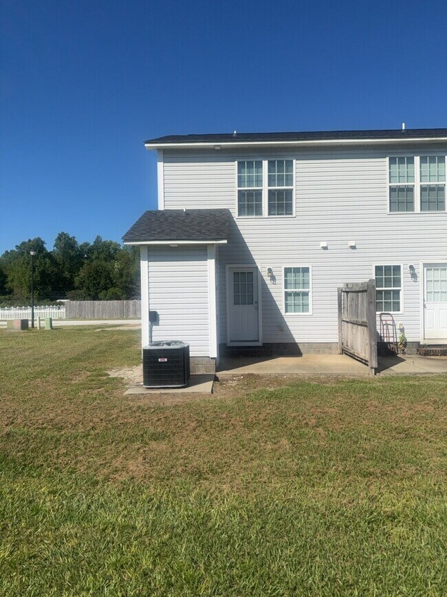 Building Photo - Adorable 2 Bedroom, 2 Bath Townhome-643 Fo...