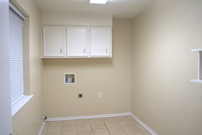 Building Photo - 421 Brigadoon St