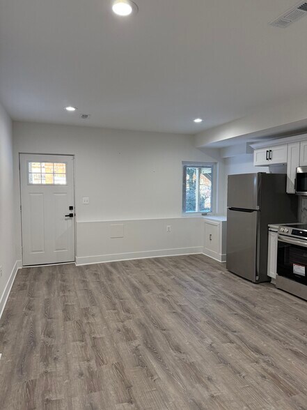 Building Photo - 3923 Roland Ave