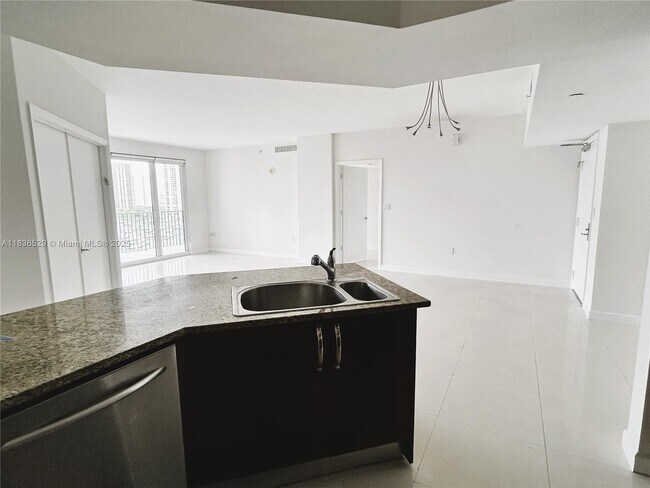 Building Photo - 19900 E Country Club Dr