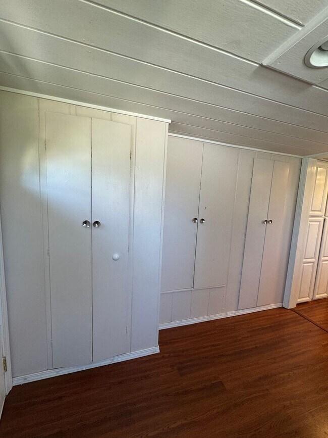 Building Photo - Adorable Renovated Farmhouse!