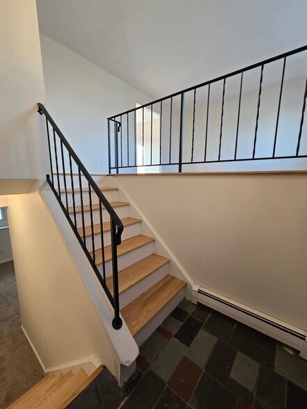 Entry - 32 Monroe St