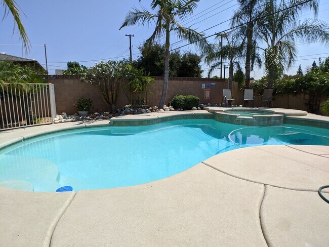 Building Photo - Beautiful 3 Bedroom Home with Pool