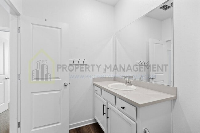 Building Photo - For Rent: Stylish 3-Bedroom Townhouse with...