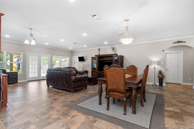 Building Photo - 631 Apache St