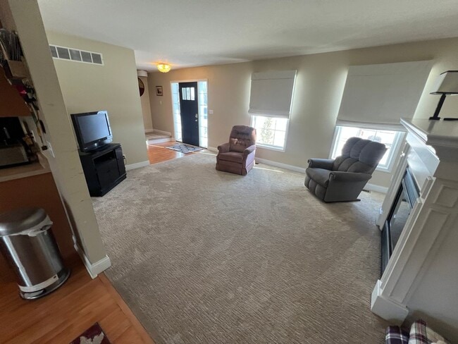 Building Photo - Great family home next door to Edwards Elementary in west Ames-4 bedroom 3 1/2 baths, 2 car garag...