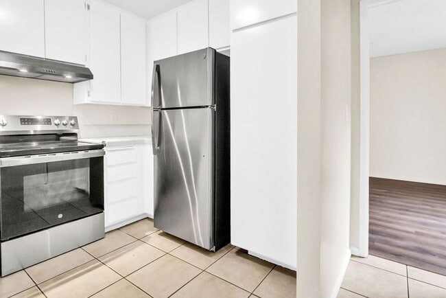 Building Photo - Great Three bedroom in UTC!  Available now!