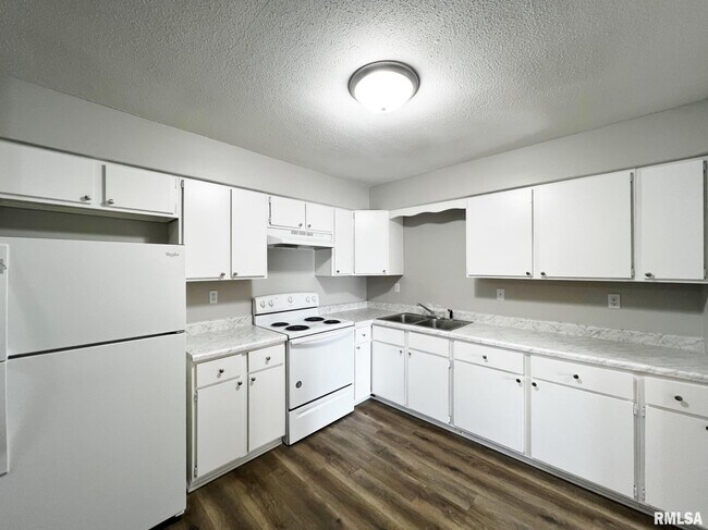 Building Photo - 15804 3rd St