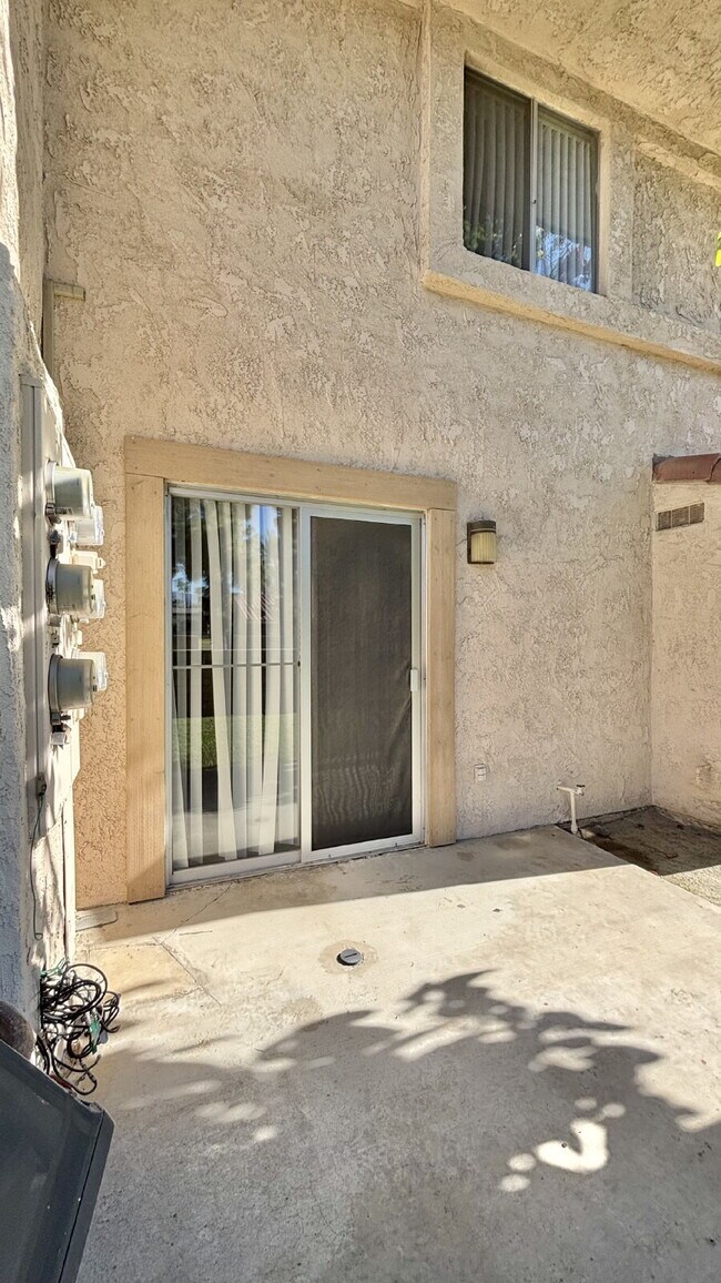 Building Photo - 2 Bedrooms Townhome Availble For Rent in Indio