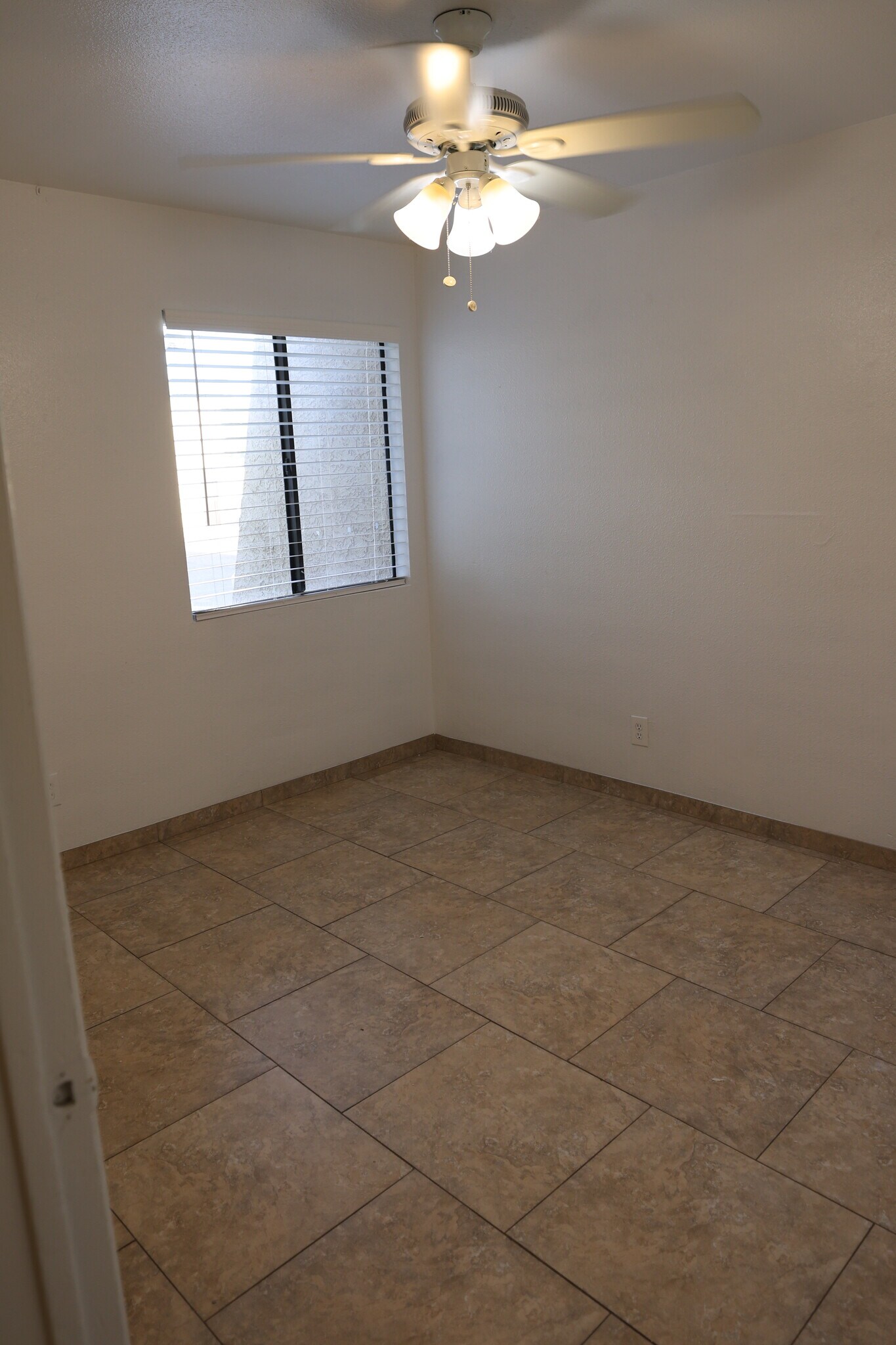 Building Photo - 700 W 14th St