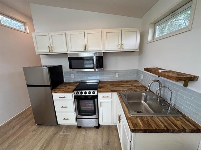 Building Photo - 1002 Spanish Oak Trail