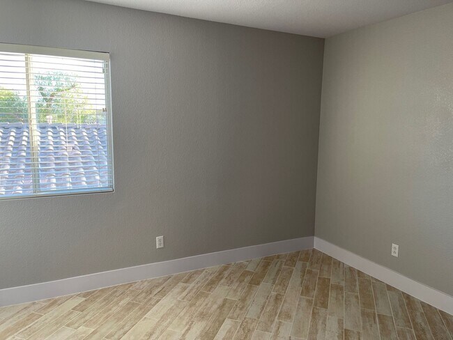 Building Photo - **GORGEOUSLY REMODELED & CLEAN!!  3BD-2 1/2BA HOME IN SILVERADO RANCH !!  *** ONLY $2,190 ***