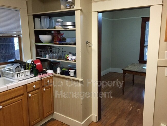 Building Photo - 1510 W 5th St