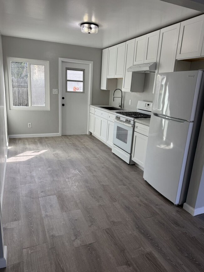 Building Photo - Cable